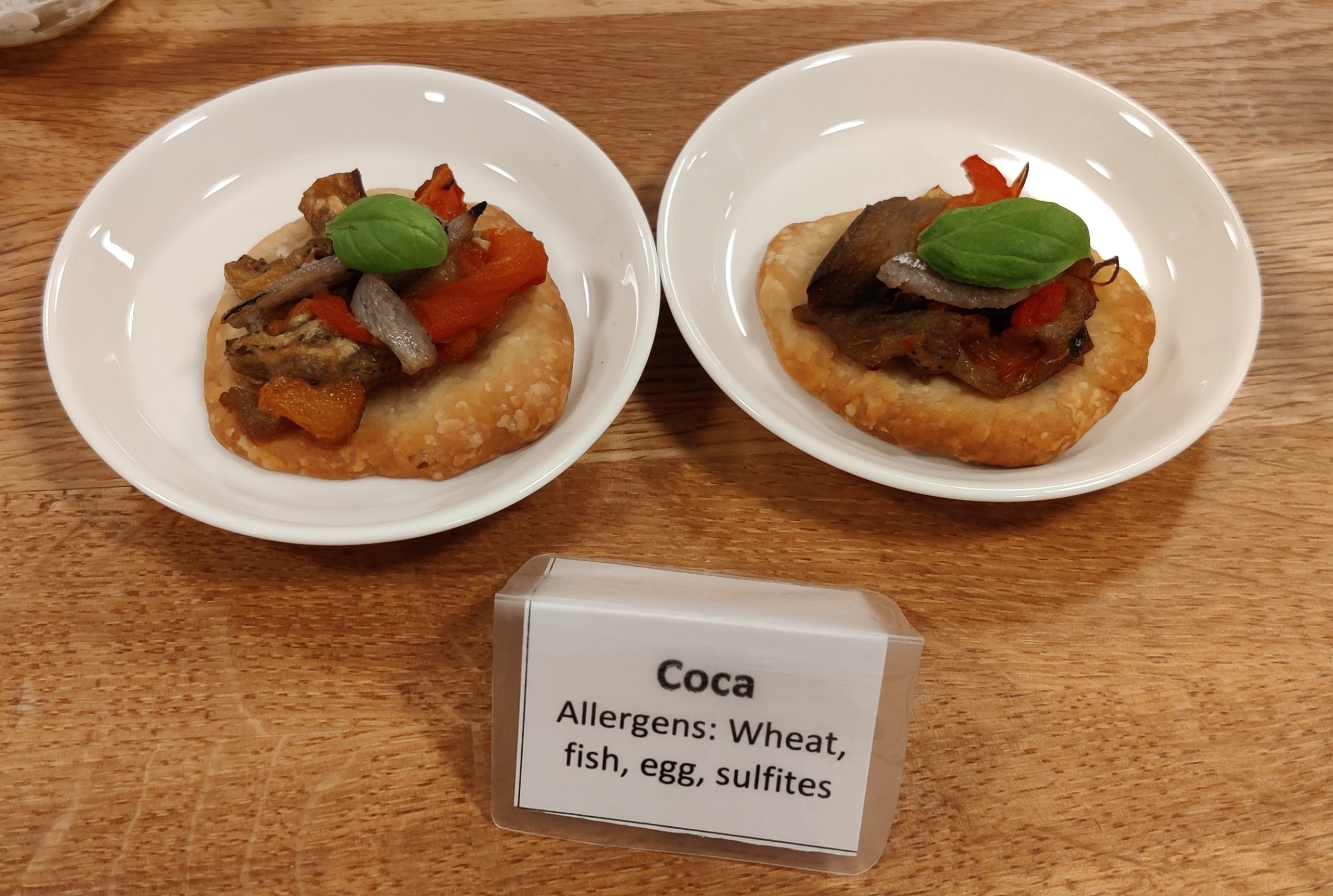 Coca-leipäset lautasella.